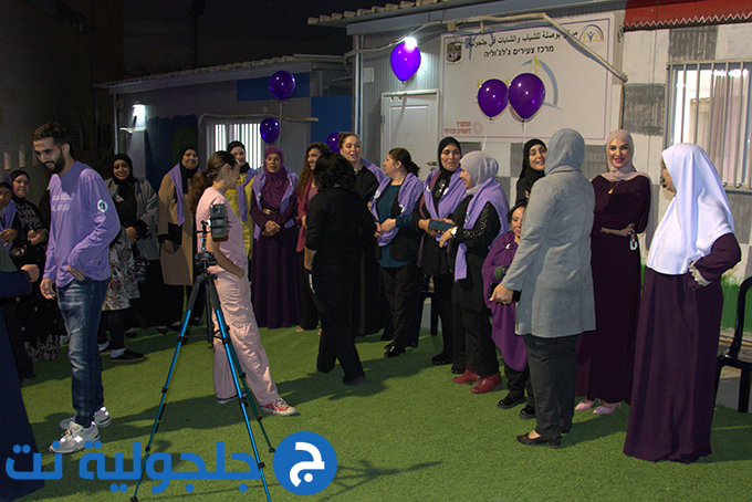 اضاءة المركز الجماهيري في جلجولية باللون البنفسجي بمناسبة اليوم العالمي لذوي الاحتياجات الخاصة